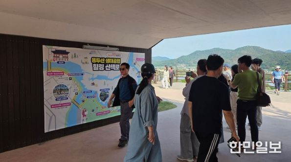 용두산 생태공원 힐링 산책코스 안내도 앞에서 시민들이 산책 코스를 살펴보고 있는 모습