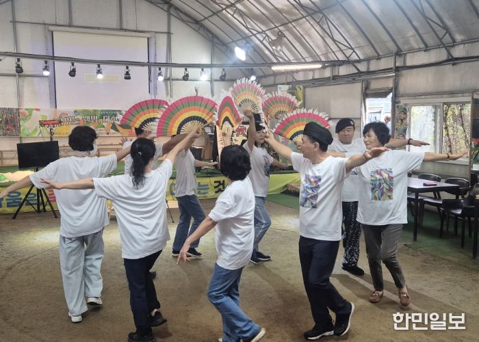 야초울 문화 제작단 성과공유회 부채춤 공연