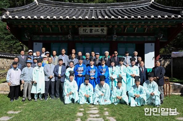 김동근 시장이 10월 15일 문열공 박태보 추향제에서 반남박씨 종중들과 기념사진을 찍고 있다.