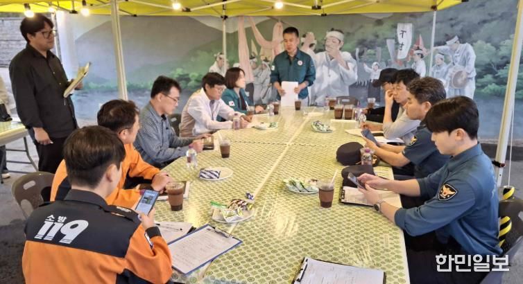 밀양시와 유관기관 관계자들이 ‘2025 밀양강, 시민과 유산을 잇다’ 행사장 점검 후 점검 사항을 공유하고 있다.