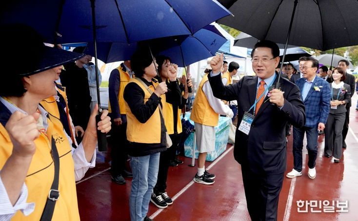 김영록 전라남도지사가 18일 광주광역시 상무시민공원에서 열린 ‘재광완도군향우회 제13회 한마음체육대회’ 행사에서 향우회원들을 격려하고 있다.