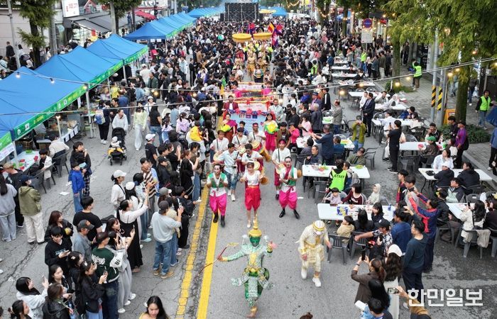 지난 18일 월곡 목련로 일대에서 열린 2025 광산세계야시장퍼레이드 모습