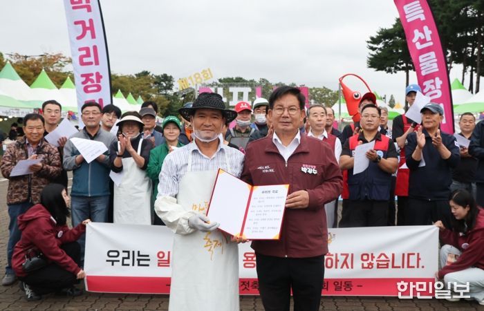 상인들과 함께 다회용기 사용을 다짐하는 박강수 마포구청장