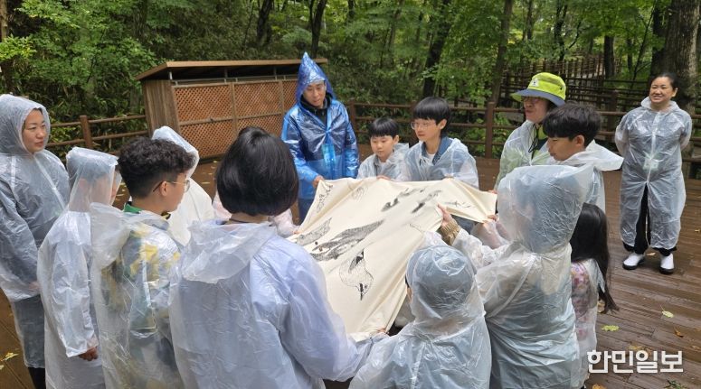 울산교육청이 주관한 '가족과 함께하는 1박2일 디지털 쉼표'에 참여한 가족들이 국립청도숲체원에서 숲체험을 하고있다