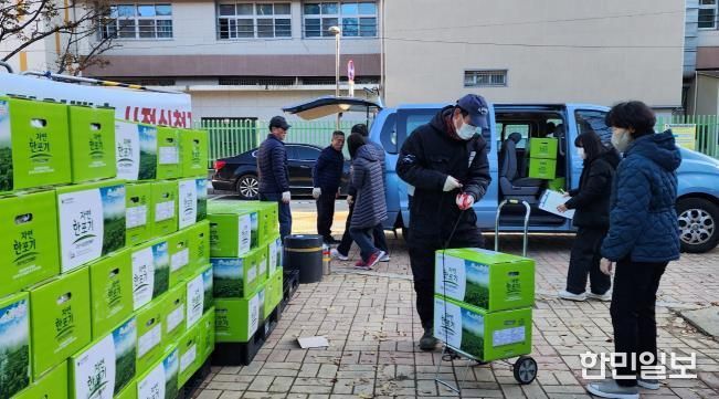 작년에 열린 절임배추 직거래 행사에서 구로구 주민이 절임배추를 받고 있다.