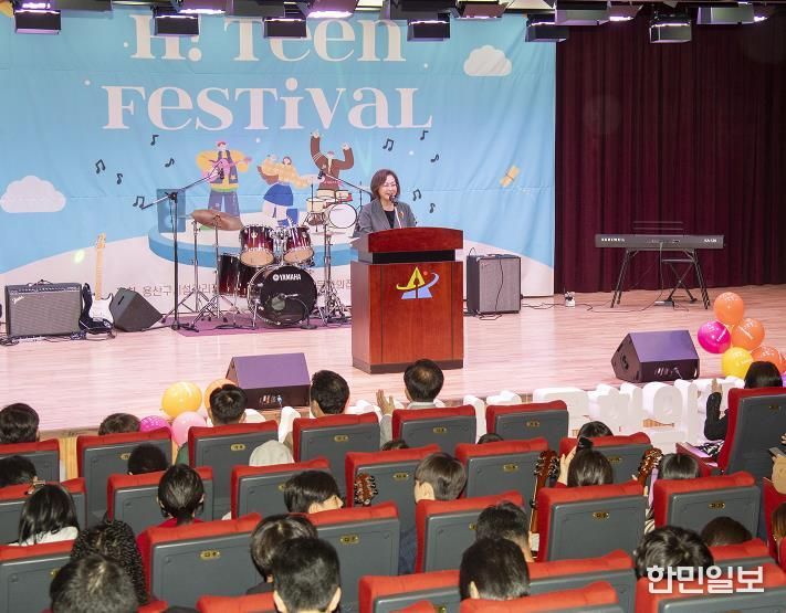 지난 18일, 용산꿈나무종합타운에서 개최된 ‘청소년 동아리축제 H! Teen Festival’에 참석한 박희영 용산구청장이 인사말을 하고 있다