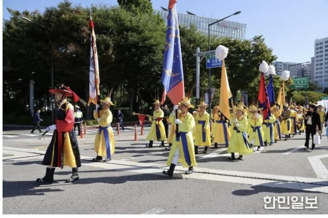 제18회 마포나루 새우젓축제를 알리는 행렬이 마포구민광장에서 출발했다.