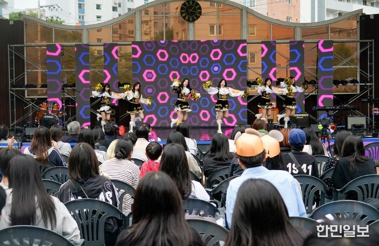 ‘텐 페스타’에서 치어리딩 공연하는 청소년들