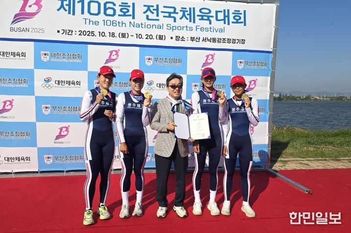 조정 시상식(좌부터 노효림, 천지민, 정재수이사, 김지선, 배지영)