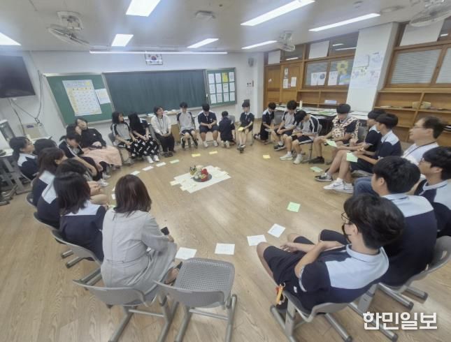 ‘밝은학교문화 만들기’프로그램에 참여 중인 학생들