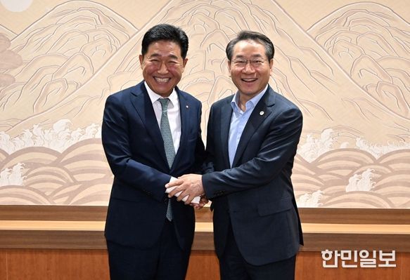 유정복시장이 박종범 세계한인경제무역협회 회장을 만나(25.7.25) 10월 개최되는 세계한인인경제인대회 추진 상황을 점검하고 있다