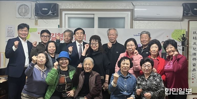 조길형 충주시장, 주민과의 현장 중심 소통 이어가(간담회 기념 단체사진)