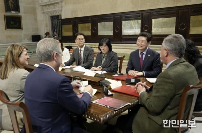 이상일 용인특례시장이 지난해 2월 22일 스페인 세비야 시청을 방문해 호세 루이스 산즈 시장과 우호교류의향서를 교환한 뒤 시 관계자들과 교류 협력 방안을 논의하는 모습