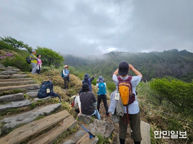 한라산 영실 가을빛 탐방객 부른다
