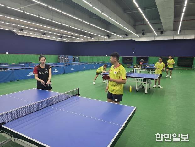 안산시 직장운동경기부 탁구부 선수들이 장애인 탁구 국가대표 선수단을 대상으로 자세교정 등 원포인트 레슨을 하고 있다.