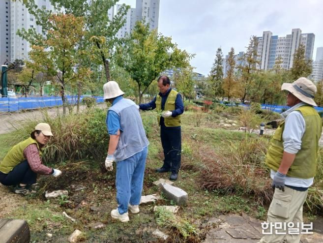 천안시 시민정원사들이 정원관리 봉사활동을 진행하고 있다.