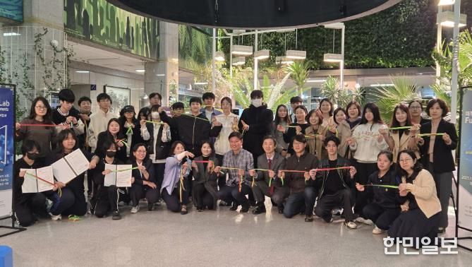 조용익 시장과 전시회 관계자, 참여자들이 기념사진을 찍고 있다.