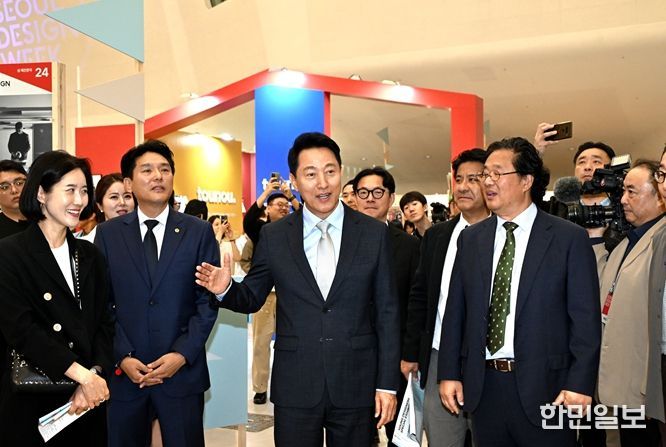 오세훈 서울시장이 15일 동대문디자인플라자(DDP)에서 열린 서울디자인위크 참석해 DDP디자인페어전시 부스를 관람하고 있다.