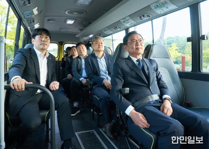 22일 김석필 천안시장 권한대행 부시장 등이 자율주행버스에 탑승해 시승 체험을 하고 있다.
