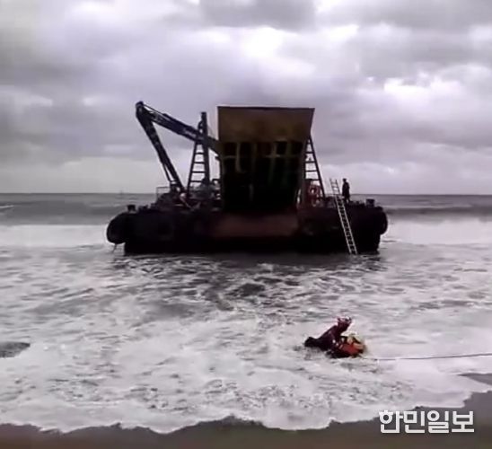 부선 A호 승선원을 구조하고 있는 울산해경