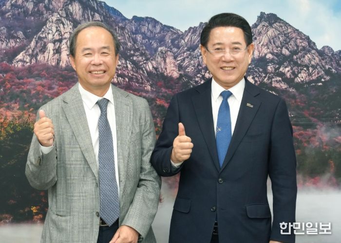 김영록 전라남도지사가 22일 도청 접견실에서 ‘인공지능 시대 전라남도의 발전 전략’이란 주제로 열린 AI 강연에 앞서 김정호 카이스트 교수와 면담을 갖은 뒤 기념촬영을 하고 있다.