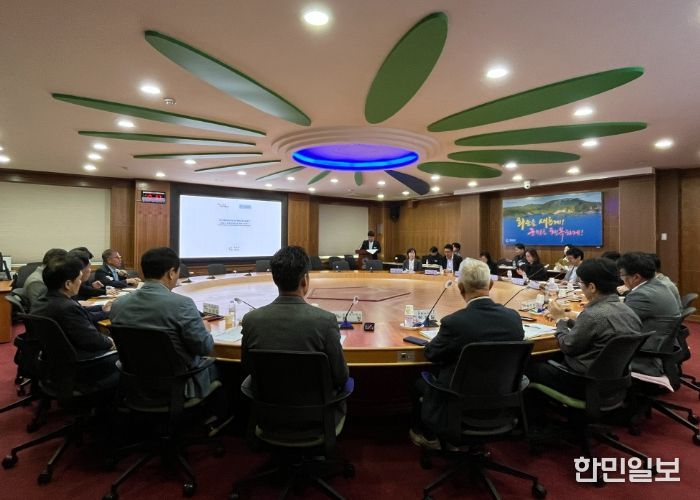 건축사 및 관계자들이 인허가 관련 사항에 대해 논의하는 모습