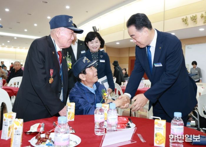 ‘제7회 보훈가족 한마음 위안 행사’에서 보훈가족을 격려하는 구복규 화순군수