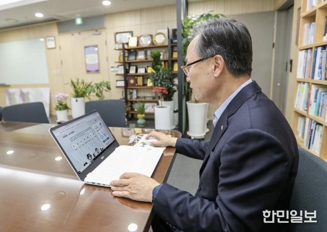 유성훈 금천구청장이 22일 ‘2025 인구주택총조사’에 참여하고 있다