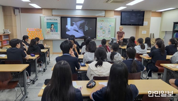 ‘솔라의 정원’ 김혜정 작가가 천안지역 학교에 방문해 청소년들과 소통하고 있다.