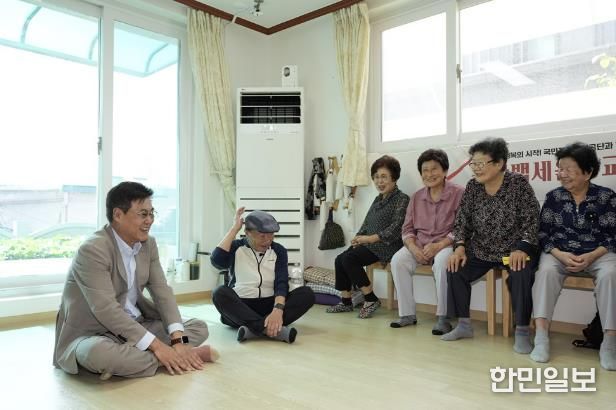 추석연휴를 앞두고 이화경로당를 찾은 정문헌 구청장의 모습