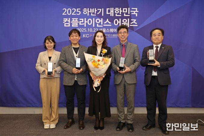 (왼쪽부터) 이순영 한국농수산식품유통공사 ESG경영부장, 이제훈 CJ 온스타일 법무/컴플라이언스팀장, 김은성 한국컴플라이언스협회 이사장, 정흥규 한국전력공사 준법경영실장, 이정욱 소상공인진흥공단 서울지역본부장