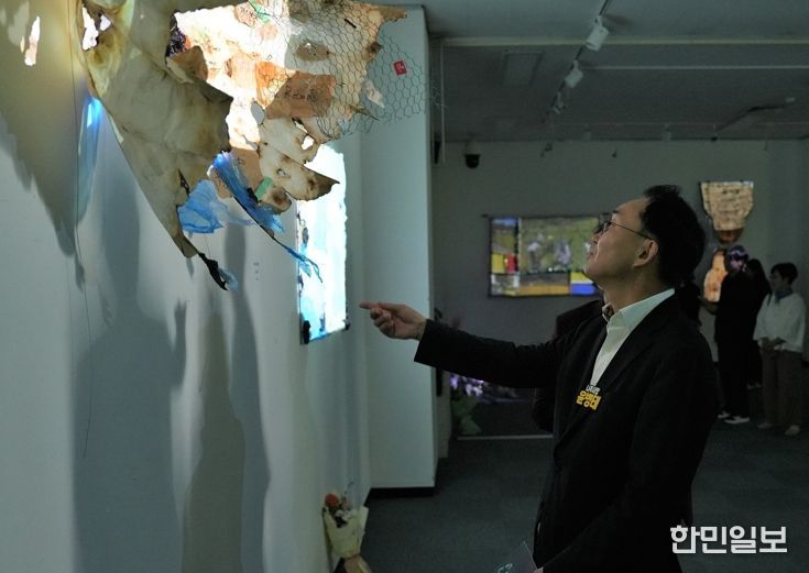윤병태 시장이 지난 23일 ‘미디어아트×분리배출 REVISION’ 전시회를 찾아 작품들을 관람하고 있다.