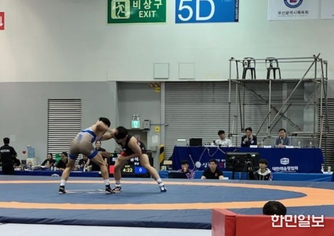 제106회 전국체육대회 레슬링 경기에서 정용석 선수(오른쪽)가 상대 선수와 치열한 경합을 벌이고 있다.