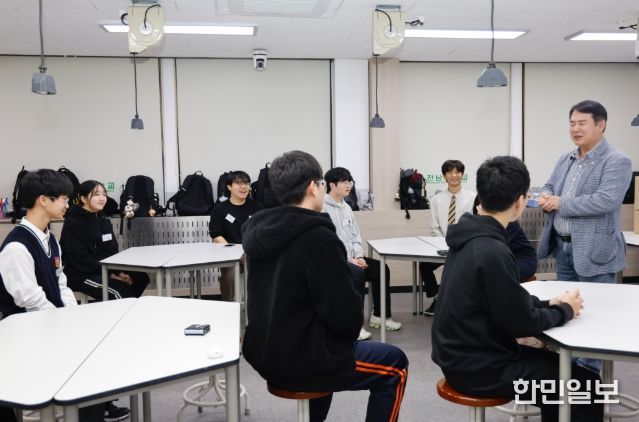 이정선 광주시교육감이 23일 전남대에서 진행한 ‘꿈꾸는 공작소’ 프로그램에 참여한 학생들을 격려하고 있다