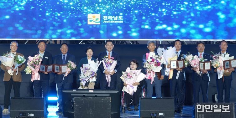 김영록 전라남도지사가 24일 도청 OK도민광장에서 열린 ‘제29회 전라남도 도민의 날’ 기념행사에 참석해 자랑스러운 전남인 상을 시상하고 기념촬영을 하고 있다.