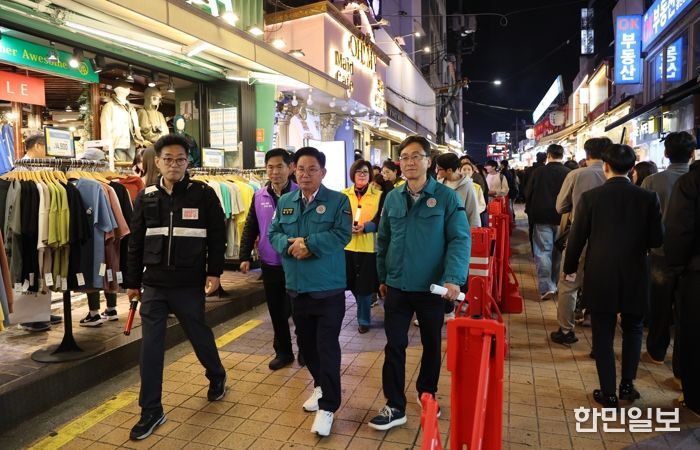 박강수 마포구청장이 레드로드에서 핼러윈 대비 안전관리를 펼치고 있다.