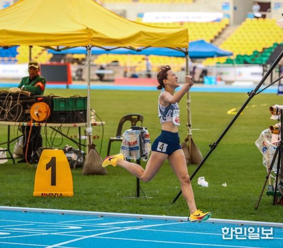제106회 전국체전 육상 800m 우승후 환호하는 박해진 선수.