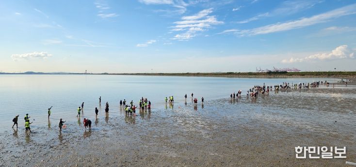 ‘2025 시화호 갯벌 맨발걷기 페스타’ 로 치유ㆍ회복 시간 선사
