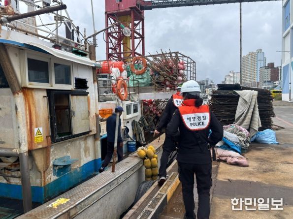 오염 원인 규명을 위해 탐문조사중인 울산해경