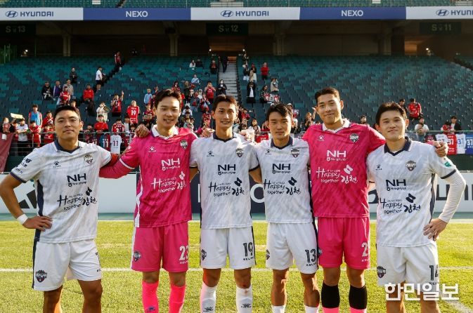 10월 25일 전북 원정에서 김천상무 마지막 경기를 치른 9기 (왼쪽부터) 김승섭, 이주현, 박상혁, 오인표, 김태훈, 이동경이 사진을 찍고 있다