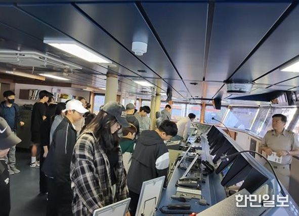 화정초등학교와 개도중학교 학생 22명이 전남대 실습선인 ‘새동백호’를 견학하고 있다.