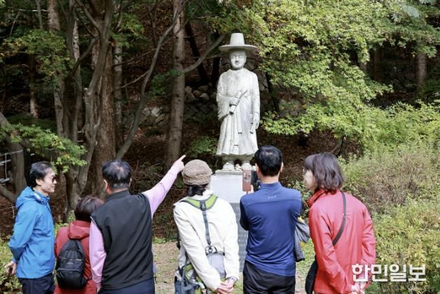 괴산군 연풍면 조령산의 연풍선비길 선비상 앞에서 방문객들이 기념사진을 촬영하고 있다