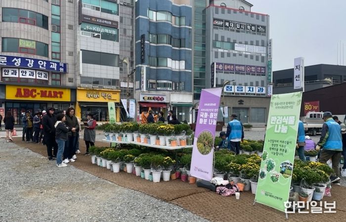 정읍시북부노인복지관, 어르신 정성 담은 ‘반려식물’ 나눔…시민 ‘호응’