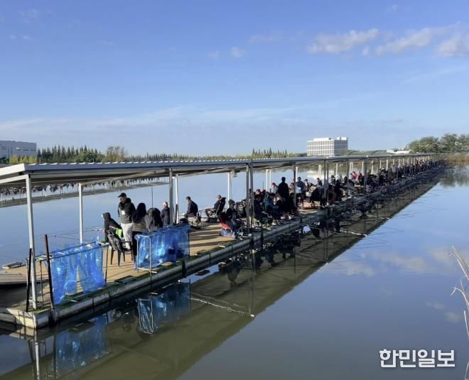 지난 24일 개최된 제16회 화성시장배 전국 민물낚시대회에서 참가자들이 붕어를 낚고 있다