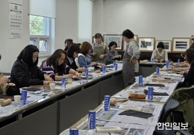 수원시 팔달구 화서2동 새마을문고회, 가죽 공예 프로그램 운영