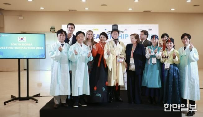 22일 세비야 피베스에서 이상일 시장과 시 대표단이 한복을 입고 기념사진을 촬영하고 있다