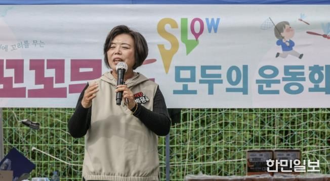 꼬꼬무 SLOW 모두의 운동회에서 신계용 과천시장이 인사말을 하고 있다