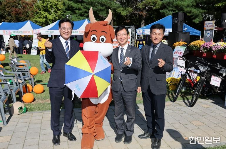 박병규 광산구청장이 지난 24일 수랑어린이공원에서 열린 우산동락(同樂)에서 우산동 주민자치회가 만든 웃소랑 사진을 찍고 있다.