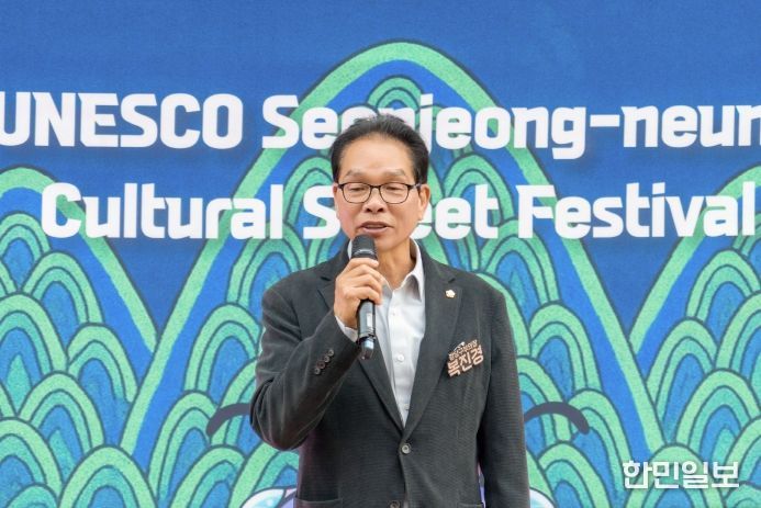 25일 열린 ‘2025 제3회 유네스코 선정릉 문화거리 축제’에서 복진경 부의장이 축사를 하고 있다.