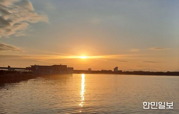 낙동강 생태탐방선에서 바라본 일몰